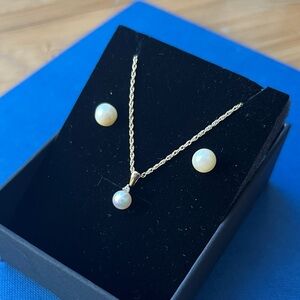 Pearl pendant necklace and earrings set